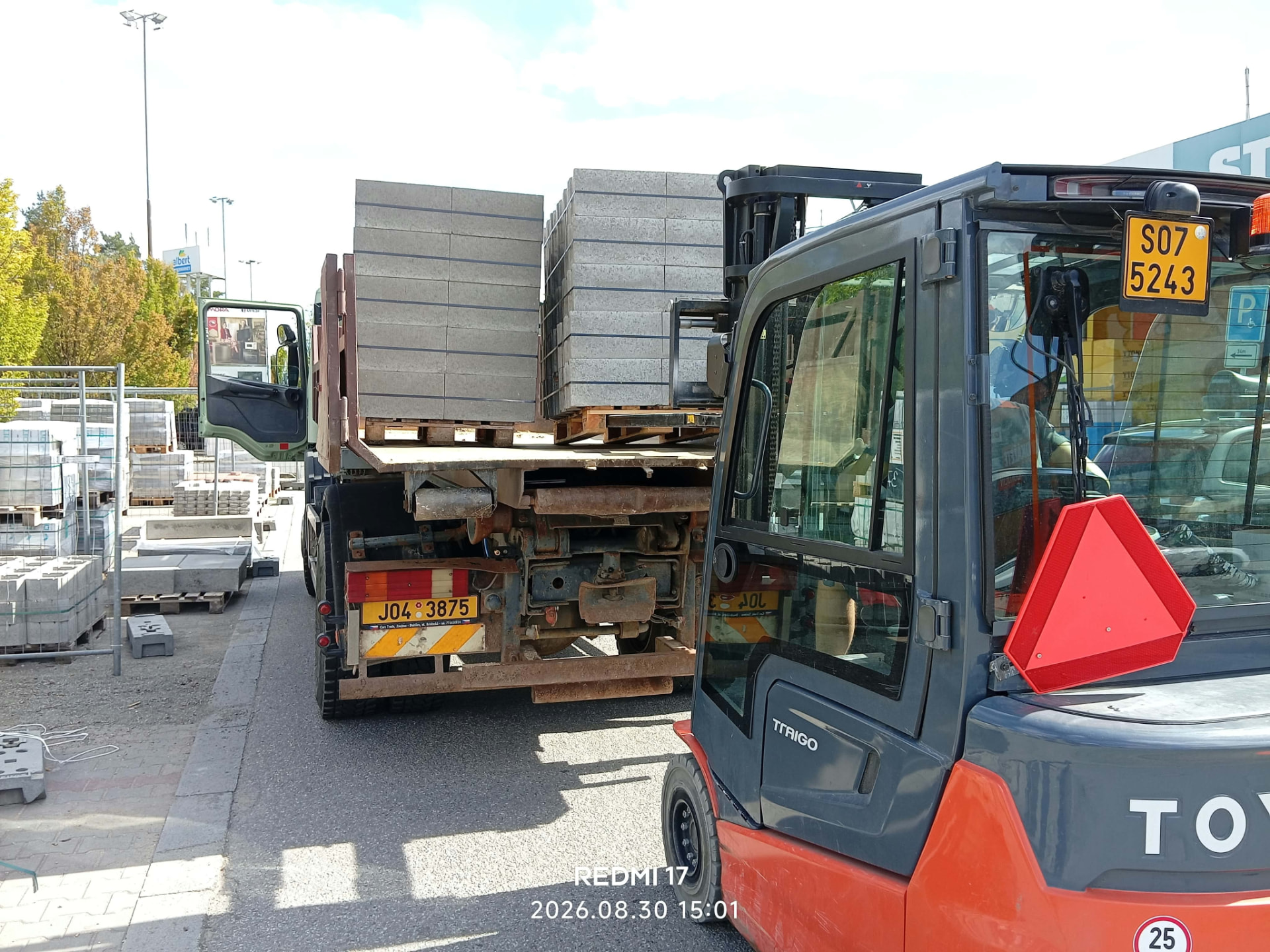 Nakládka palet s tvárnicemi na nákladní auto