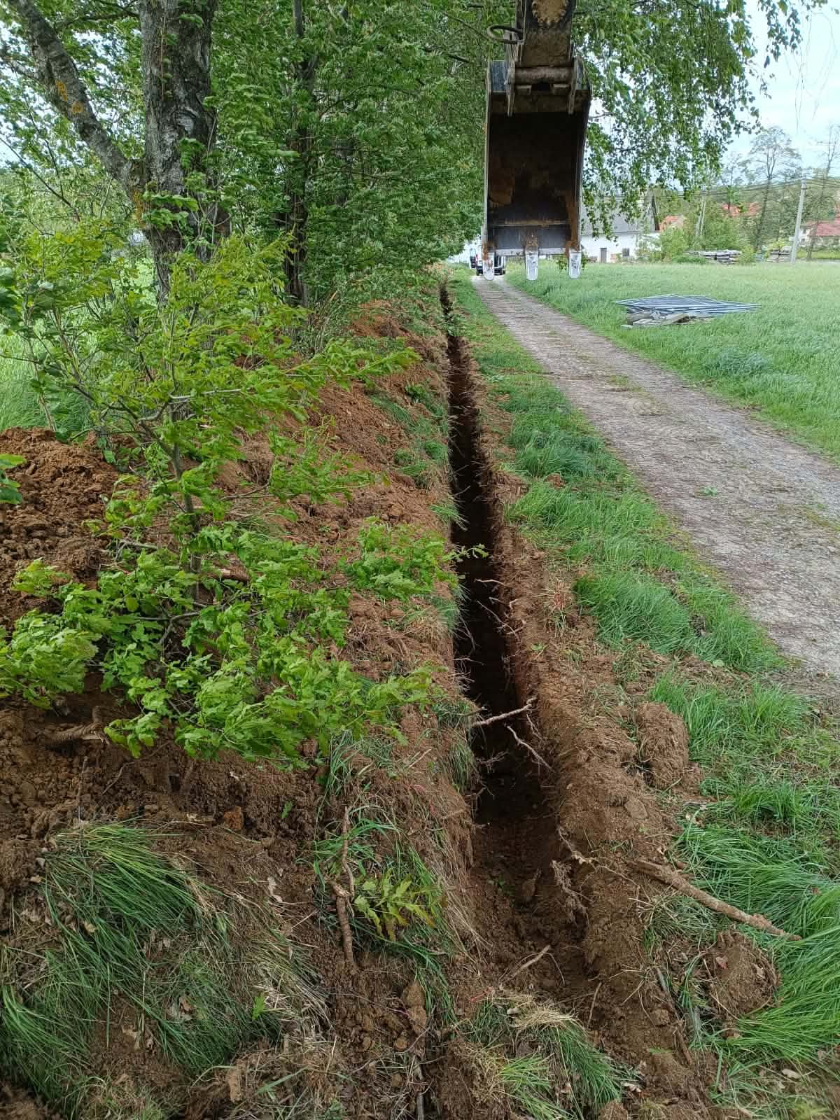 Úzká rýha vykopaná podél polní cesty