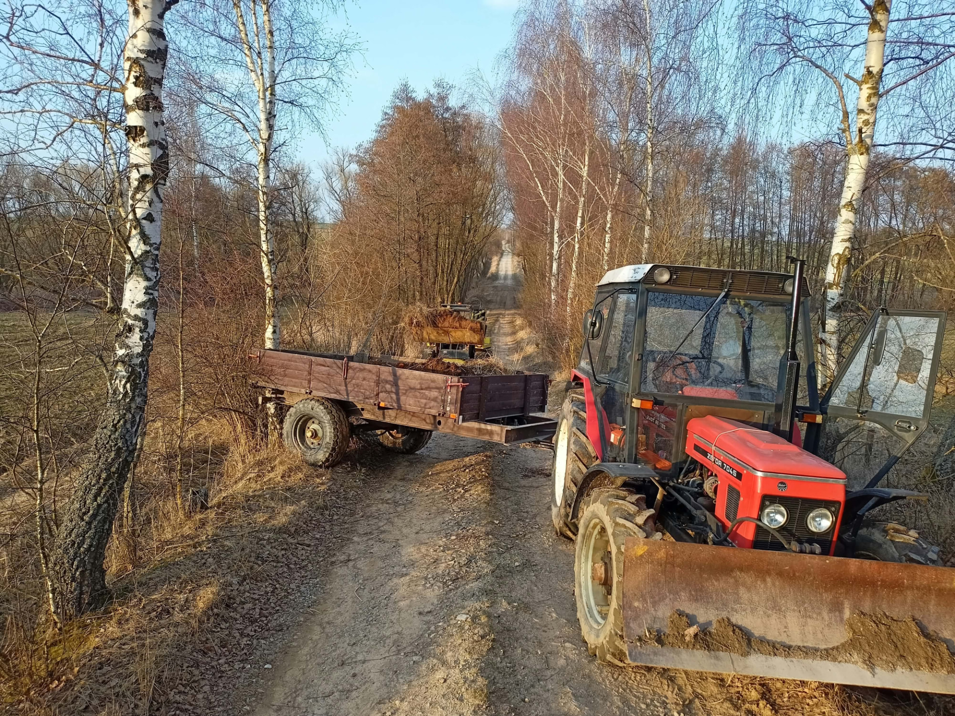 Traktor Zetor s vlekem na polní cestě