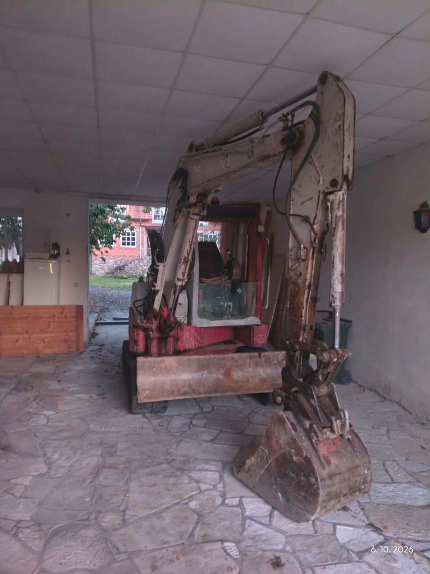 Minibagr Takeuchi připravený v garáži